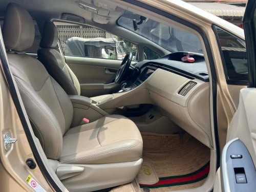 TOYOTA PRIUS ឆ្នាំ010 Option3