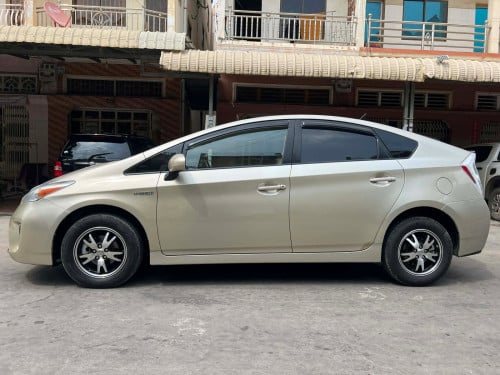 TOYOTA PRIUS ឆ្នាំ010 Option3