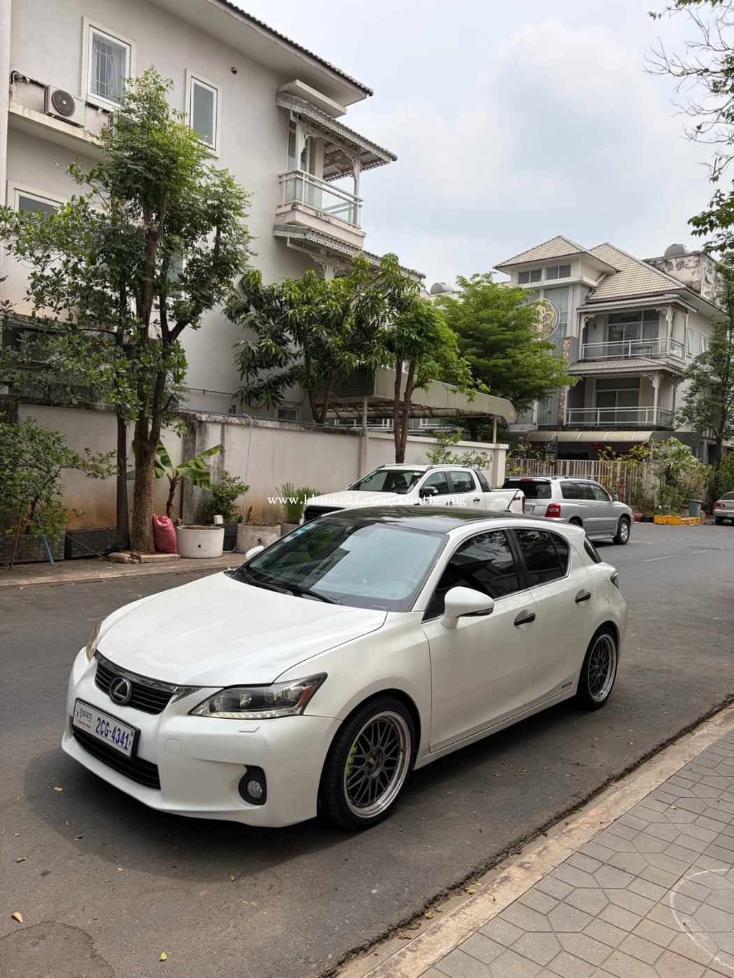 Lexus CT200h ជួល / Rent / 租车
