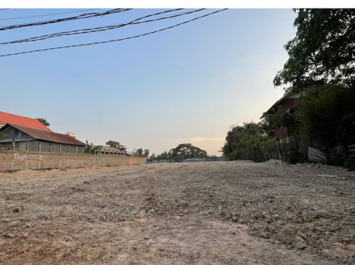 ដីលក់ជិតផ្សារក្រោម​
