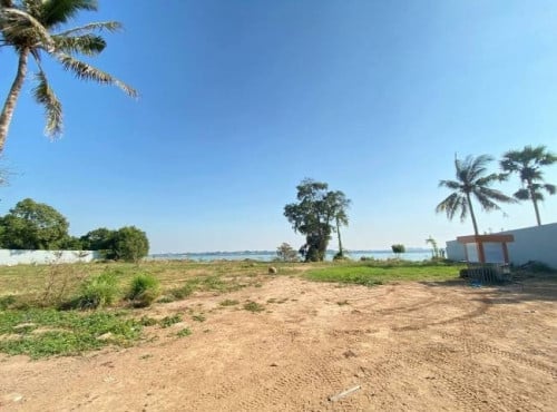 ដីជាប់ទន្លេ នៅជ្រោយចង្វារ