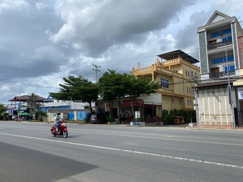 ផ្ទះលក់​ នៅតាខ្មៅ​ ផ្លូវជាតិលេខ២១