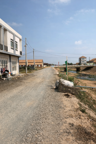 ផ្ទះលក់ ជិតផ្សារត្រាំខ្នារ ក្បែររោងចក្រ ទីប្រជុំជន នៅផ្លូវជាតិលេខ3