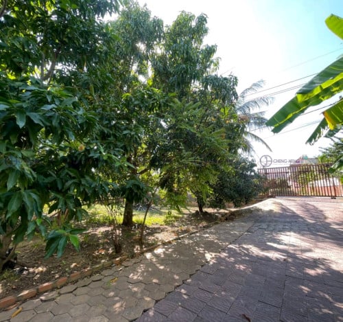 ដីលក់ នៅជ្រោចង្វារ