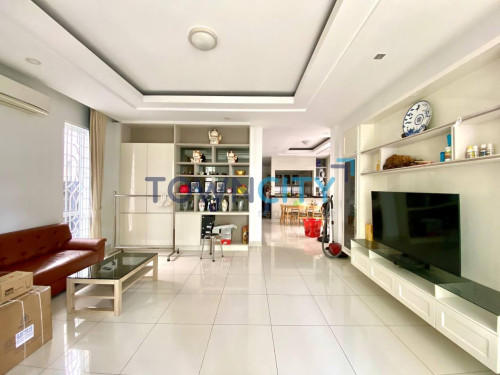 05 BR Villa Urgent Sale in Borey Peng Huoth