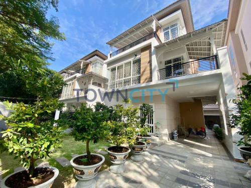 05 BR Villa Urgent Sale in Borey Peng Huoth