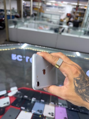 iPhone 8 white J/A HD64GB Phone Condition 97% 🔋ដូរ100% , ម៉ាស៊ីនសានុំ