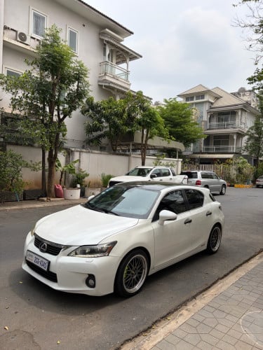 Lexus CT200h ជួល / Rent / 租车