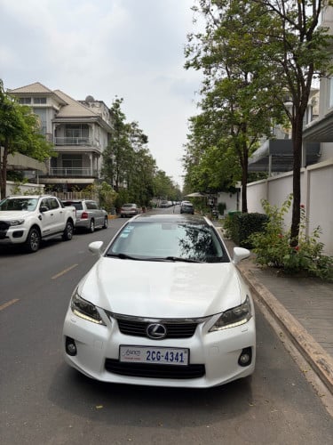 Lexus CT200h ជួល / Rent / 租车