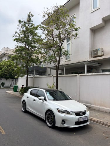 Lexus CT200h ជួល / Rent / 租车