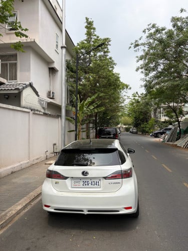 Lexus CT200h ជួល / Rent / 租车