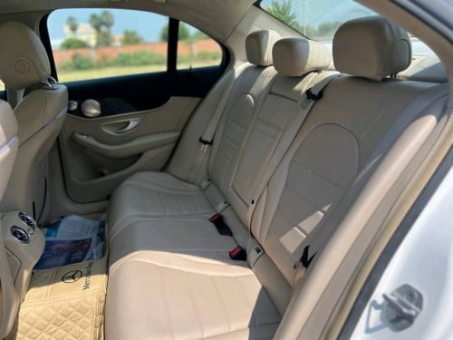 តម្លៃពិសេសMERCEDES BENZ C300Years: 2015Option: LuxuryColor: White
