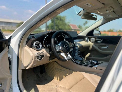 តម្លៃពិសេសMERCEDES BENZ C300Years: 2015Option: LuxuryColor: White