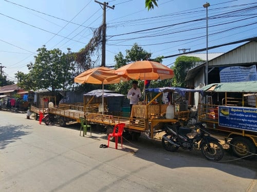 (ក្រុមរម៉កប៉ាអាមុី) មានរម៉កតូចធំសម្រាប់ជួលដឹកអីវ៉ាន់