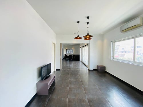 3Bed Renovated Apartment In Sangkat Phsar Chas With Elevator