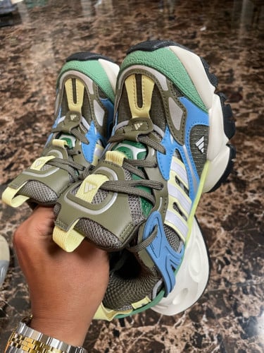 Adidas  ម៉ូតស្អាត (Size 37.5) - នៅថ្មីខ្លាំង