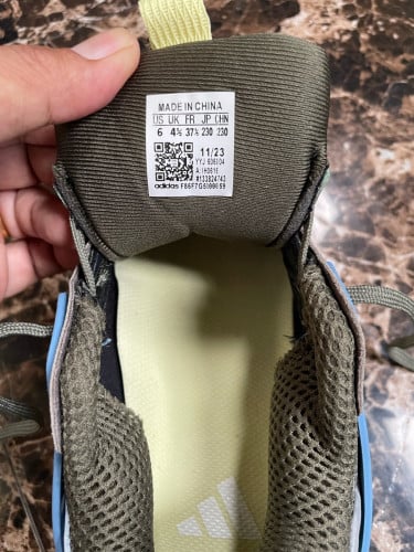 Adidas  ម៉ូតស្អាត (Size 37.5) - នៅថ្មីខ្លាំង