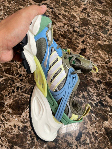 Adidas  ម៉ូតស្អាត (Size 37.5) - នៅថ្មីខ្លាំង