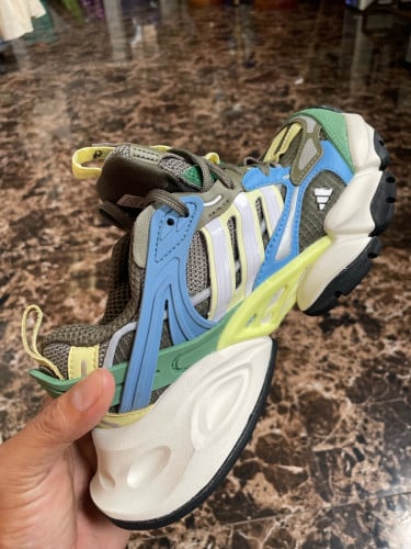 Adidas  ម៉ូតស្អាត (Size 37.5) - នៅថ្មីខ្លាំង