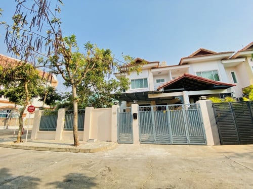 Corner Villa For Rent In Tonle Bassac