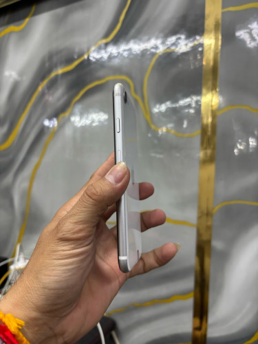 IphoneSE2 64G JA ម៉ាសុីនសានុំស្រុីន
