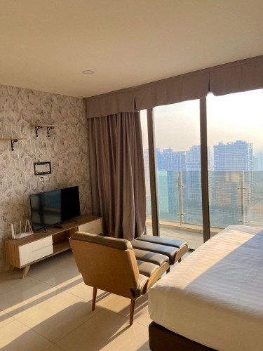 The Peak Studio room for rent