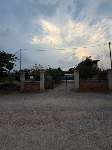 ដីភូមិលក់បន្ទាន់