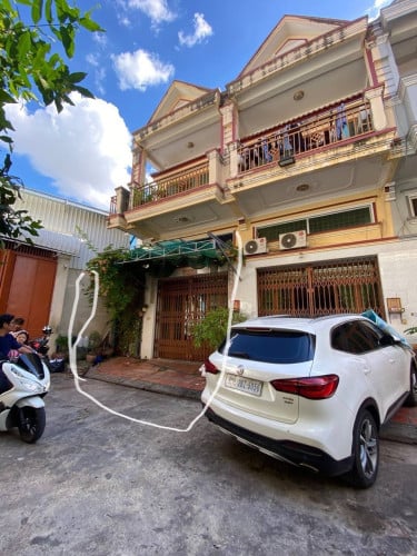 ផ្ទះលក់ក្នុងក្រុងជិតជីបម៉ុងសំណង់12(ប្រញាប់)
