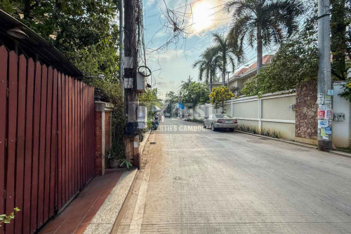 ផ្ទះលក់ក្នុងក្រុងសៀមរាប ជិតវត្តបូព៌/House for Sale in Siem Reap near Wat Bo