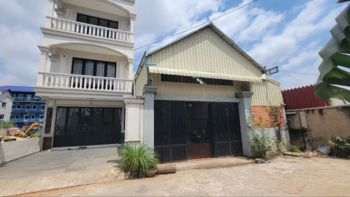 ផ្ទះលក់ ប្លង់រឹង ដីធំ នៅជិតផ្សារឈូកវ៉ា