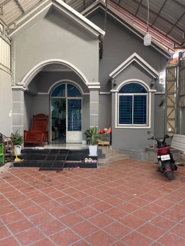 ផ្ទះលក់ ប្លង់រឹង ដីធំ នៅជិតផ្សារឈូកវ៉ា