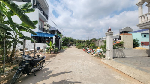 ផ្ទះលក់ ប្លង់រឹង ដីធំ នៅជិតផ្សារឈូកវ៉ា