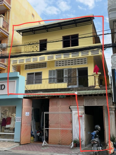 ផ្ទះជាន់លើ ២ល្វែង ២ជាន់ មានវេរ៉ងដាជុំវិញ សំណង់មិនតោងអ្នកជិតខាង
