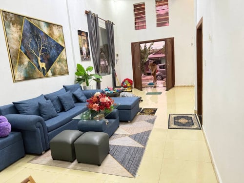 ផ្ទះលក់បន្ទាន់នៅឃ្លាំងលើ​ក្រោយរោងចក្រ យូ សុីន​ 012 460191/096 4544414