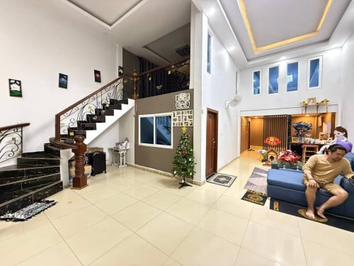 ផ្ទះលក់បន្ទាន់នៅឃ្លាំងលើ​ក្រោយរោងចក្រ យូ សុីន​ 012 460191/096 4544414