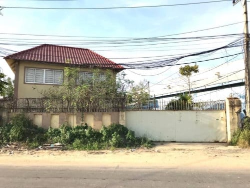 ដីមានឃ្លាំងមានចំណូលលើផ្លូវហានូយ