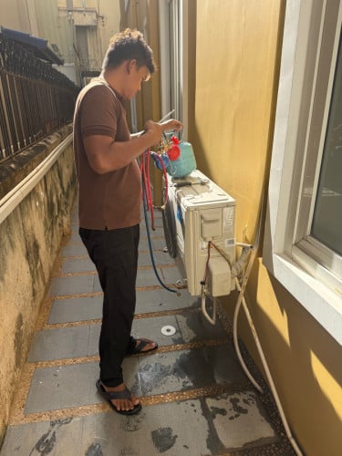 ឯកទេសជួសជុលម៉ាស៊ីនត្រជាក់