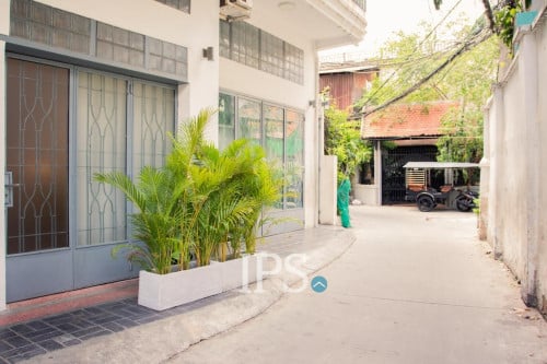 #FORSALE Stylish 3-Bedroom Townhouse✨-📍Chakto Mukh, Phnom Penh