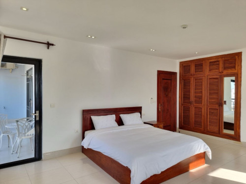 2 bedroom 950$ size 153m2  (Toul Tumpoung)