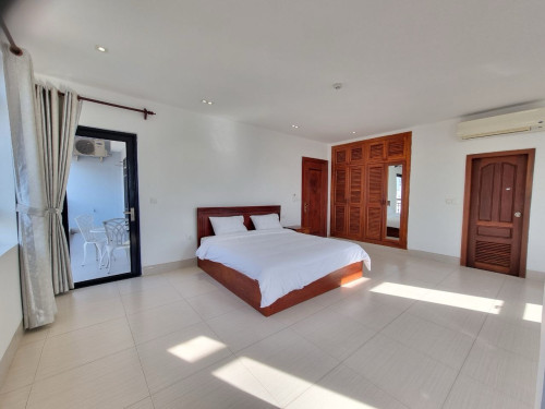 2 bedroom 950$ size 153m2  (Toul Tumpoung)
