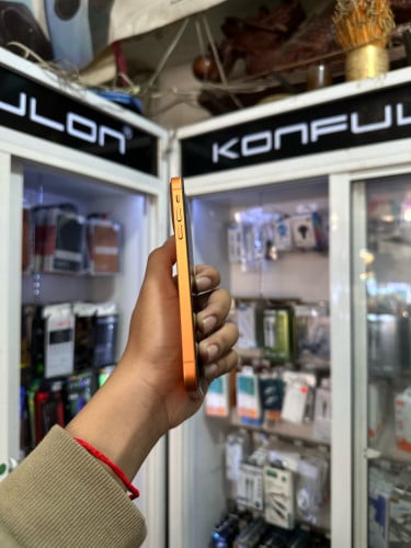 iPhone Xr up 17 pro 🍏 64GB  J/A Battery 82% 🔋 តួស្អាត 98-99% សំណុំហ្សីន