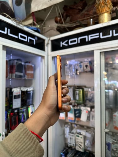 iPhone Xr up 17 pro 🍏 64GB  J/A Battery 82% 🔋 តួស្អាត 98-99% សំណុំហ្សីន
