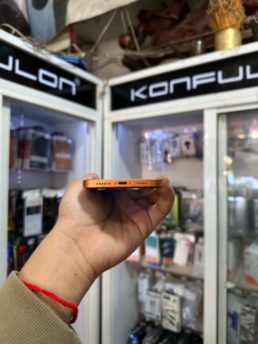 iPhone Xr up 17 pro 🍏 64GB  J/A Battery 82% 🔋 តួស្អាត 98-99% សំណុំហ្សីន
