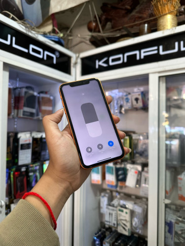 iPhone Xr up 17 pro 🍏 64GB  J/A Battery 82% 🔋 តួស្អាត 98-99% សំណុំហ្សីន