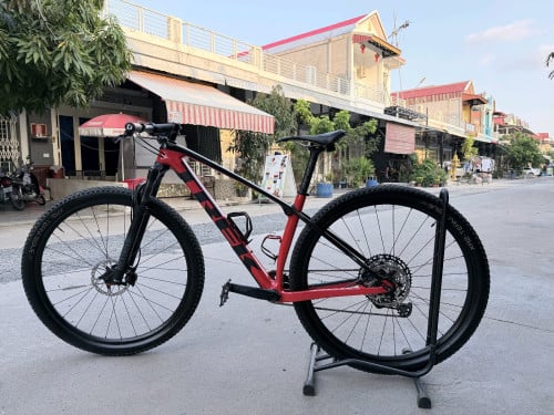 Trek Pro Caliber 9.5 Size M កាបូន SLX group set ម្ចាស់ទិញទុកចោល លក់ធូរណាស់