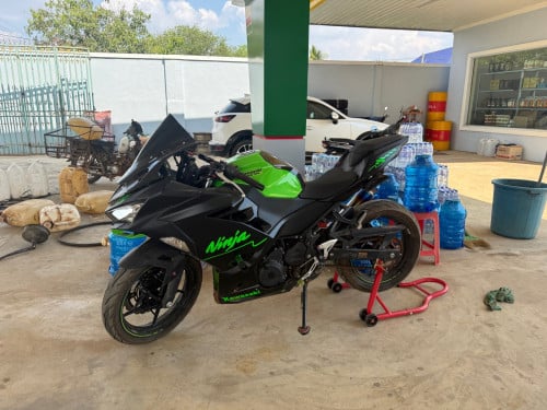 ម្ចាស់ដើម ម៉ូតូពណ៍បៃតង កស៊ីម៉ាំងទីតានៀម  ខ្ចៅទីតានៀម គ្រឿងលេងច្រើន