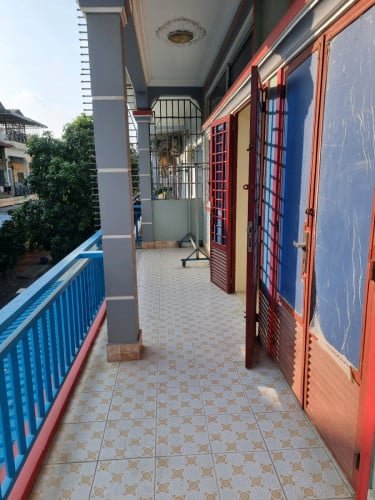 មានបន្ទប់ជួលនៅជាន់ទី1មានពីរបន្ទប់គេងនិងពីរបន្ទប់ទឹក ព្រមទាំងគ្រែពូក ម៉ាស៊ីនត្រជាក់ទូទឹកកក在第一层楼有房间出租
