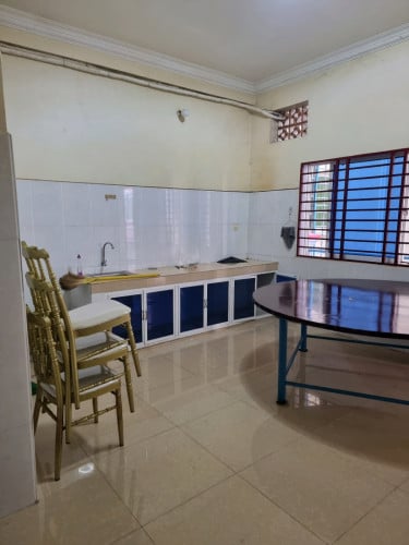 មានបន្ទប់ជួលនៅជាន់ទី1មានពីរបន្ទប់គេងនិងពីរបន្ទប់ទឹក ព្រមទាំងគ្រែពូក ម៉ាស៊ីនត្រជាក់ទូទឹកកក在第一层楼有房间出租