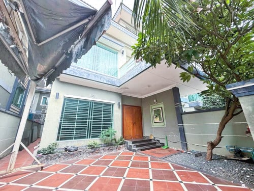 Beautiful house 4 bedrooms for rent in Boeng Tompun