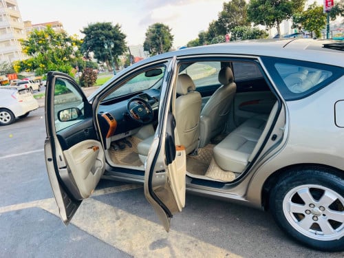 Prius 06 (បង់រំលស់100%)